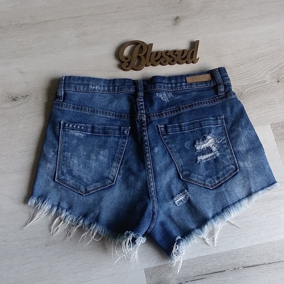 Blank NYC Hi-Rise Distressed Raw Hem Wedge Short - Picture 8 of 12